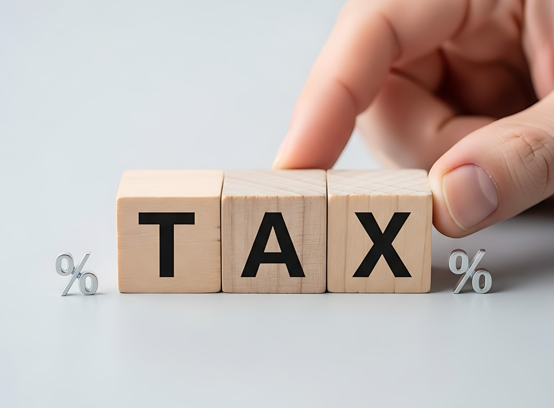 “整体架构 + 税务治理 + 风险控制”